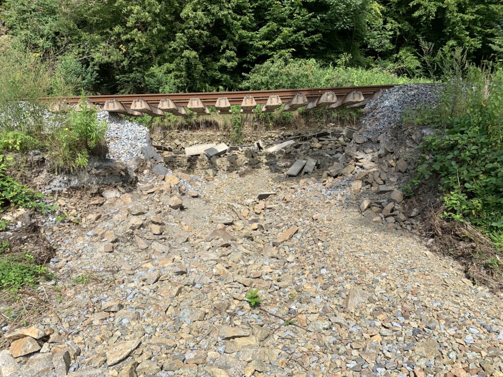 Marode Bahngleise durch Überschwemmungen